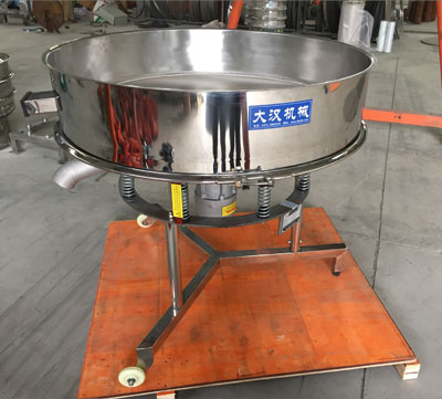 高頻篩不同于普通振動(dòng)篩的在于該產(chǎn)品使用的是，高頻振動(dòng)電機(jī)：振動(dòng)頻次快，振動(dòng)的幅度較小，所以對(duì)于漿液的過(guò)濾篩分有一定的優(yōu)勢(shì)。