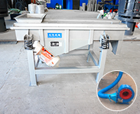 降溫直線(xiàn)振動(dòng)篩分為水冷降溫與風(fēng)冷降溫兩種，兩種不同降溫方式的選擇取決于物料本身和用戶(hù)需要降到多少度以及投資成本的考慮。