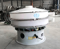 塑料振動(dòng)篩從篩網(wǎng)到篩框采用的全是pp塑料材質(zhì)，該材質(zhì)無(wú)色，無(wú)味，無(wú)化學(xué)反應(yīng)，使用壽命長(zhǎng)。