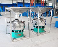 料倉(cāng)振動(dòng)篩是為了方便物料的投放，防止物料在投放的過(guò)程中出現(xiàn)散落的現(xiàn)象，多用于一些比重輕且流動(dòng)性好的物料。