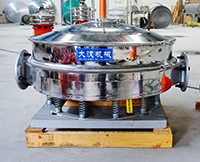 直排篩可分為單雙振動(dòng)源兩種，但其電機(jī)是懸掛在振動(dòng)篩框的外側(cè)，振動(dòng)理相對(duì)比較大。