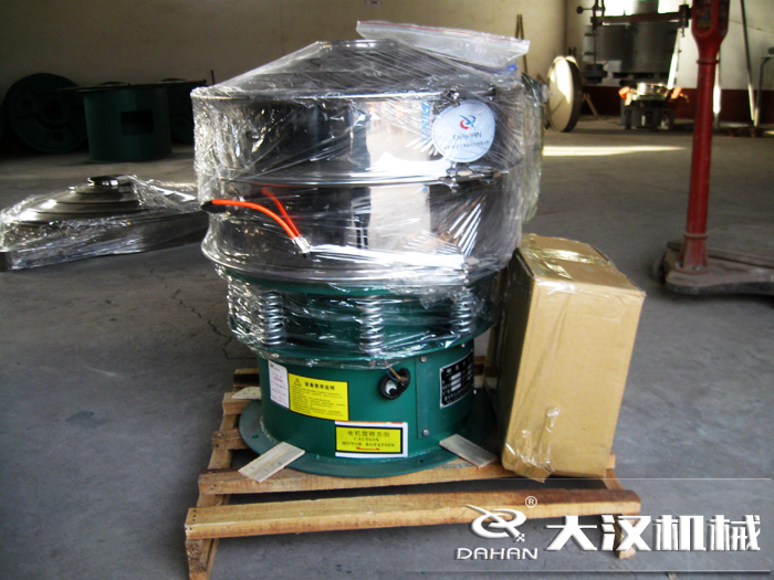 三氯蔗糖粉超聲波振動篩采用不銹鋼+碳鋼材質(zhì)的產(chǎn)品能夠更好的節(jié)省成本，同時能夠達(dá)到想要的篩分效果。