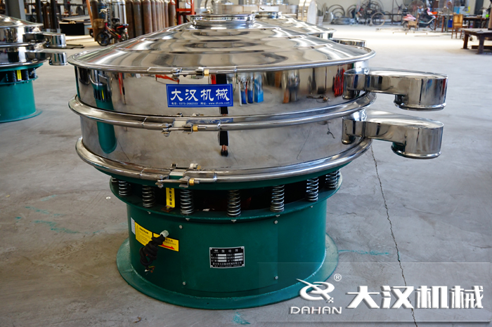 磨料振動(dòng)篩也是旋振篩，其根據(jù)不同的物料可以成為不同的產(chǎn)品有不同的產(chǎn)品名稱，為了方便用戶的分辨與查找。