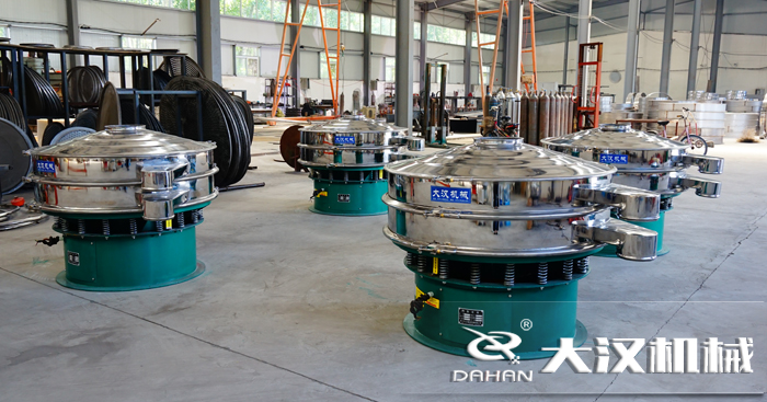 磨料振動(dòng)篩的工作原理：是由直立電機(jī)作為激振源，用來幫助物料進(jìn)行運(yùn)動(dòng)并且實(shí)現(xiàn)，理想的分級(jí)除雜效果。