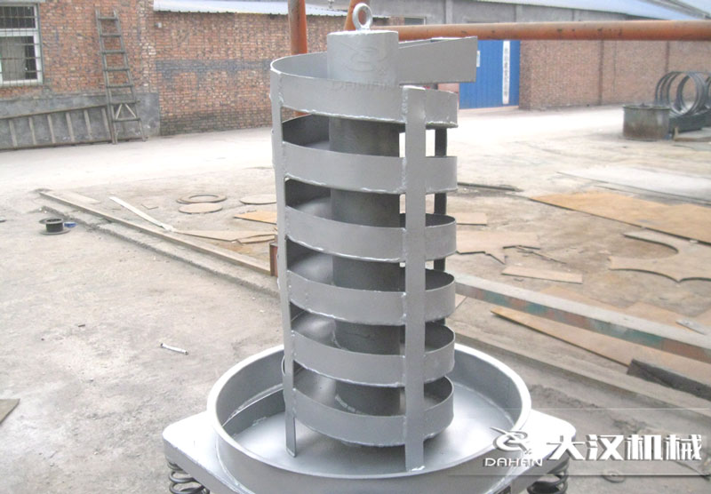 DZC垂直振動提升機(jī)：由于該產(chǎn)品屬于一種向上式的輸送和擺放方式所以，對于空間大小的要求較小。