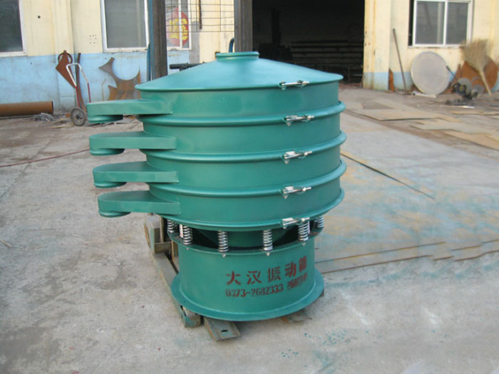 直徑1000型振動(dòng)篩除了有碳鋼材質(zhì)其還有不銹鋼+碳鋼，以及全不銹鋼的選擇，用戶可根據(jù)用戶物料的性質(zhì)不同可進(jìn)行選擇。