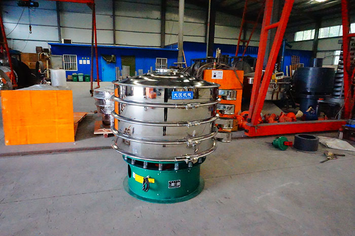 直徑1500mm振動篩是一個四個出料口，三層振動篩框的選震動篩，屬于較大型號的產(chǎn)品。