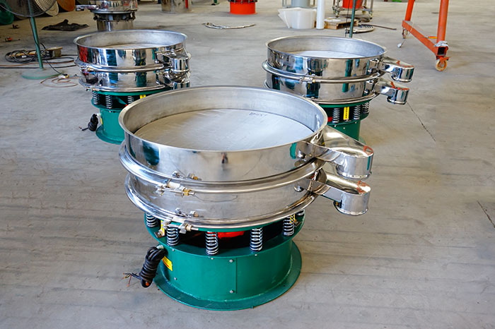 玉米淀粉振動篩分機的特點：產(chǎn)品的振動頻率高，振幅大，可篩分物料比較廣泛，采用304不銹鋼材質(zhì)，對于物料篩分有一定的優(yōu)勢。