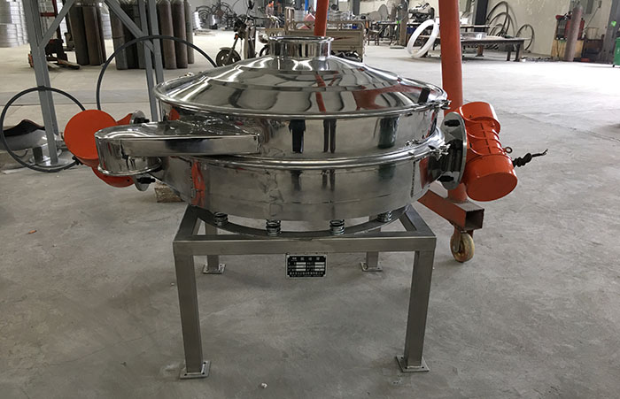 主要采用的是雙振動電機振動，其振動力比普通振動篩要高，同時采用直泄式的排料方式，很好的解決了堵料塞料的問題。