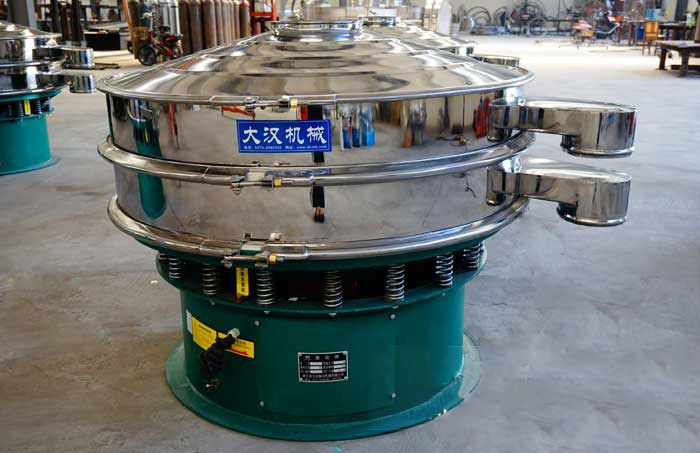 玻璃粉振動(dòng)篩比較常見(jiàn)的材質(zhì)為不銹鋼材質(zhì)，但其碳鋼材質(zhì)的設(shè)備相對(duì)來(lái)說(shuō)其使用壽命不夠長(zhǎng)，對(duì)于一些特殊行業(yè)的物料的篩分也比較有限，所以目前比較受歡迎的材質(zhì)為不銹鋼材質(zhì)。