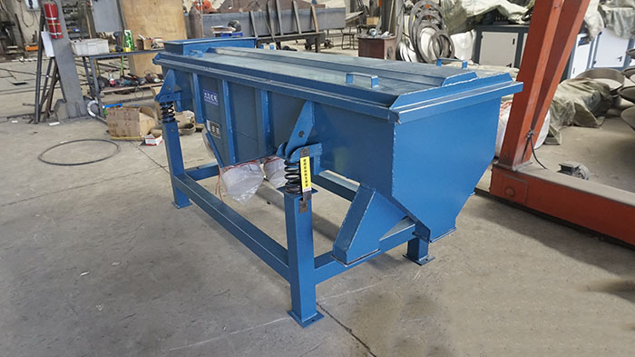 520型直線振動篩主要采用的還是304不銹鋼材質(zhì)，能夠?qū)崿F(xiàn)長久化衛(wèi)生化的物料的篩分。