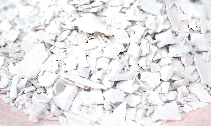  藕粉屬一種堿性的物料，所以對(duì)于普通振動(dòng)篩的選擇就需要注意其材質(zhì)方面。