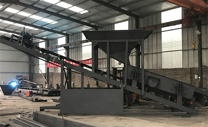 振動篩沙機(jī)產(chǎn)品概述：該產(chǎn)品比較適合河道篩沙，沙場篩沙，篩分效率高，經(jīng)久耐用，不易損壞。