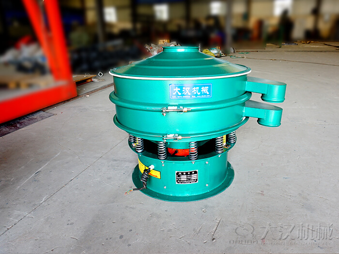  圓形振動(dòng)篩采用碳鋼材質(zhì)價(jià)格便宜，使用便利，篩分效果好。