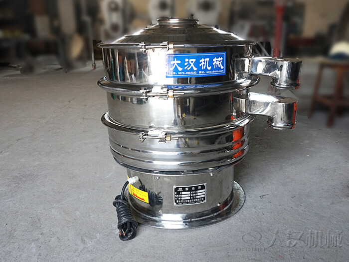 醫(yī)藥振動篩主要采用的是304不銹鋼振動篩，優(yōu)勢：設(shè)備干凈衛(wèi)生，不易生銹，使用壽命長久，經(jīng)久耐用。