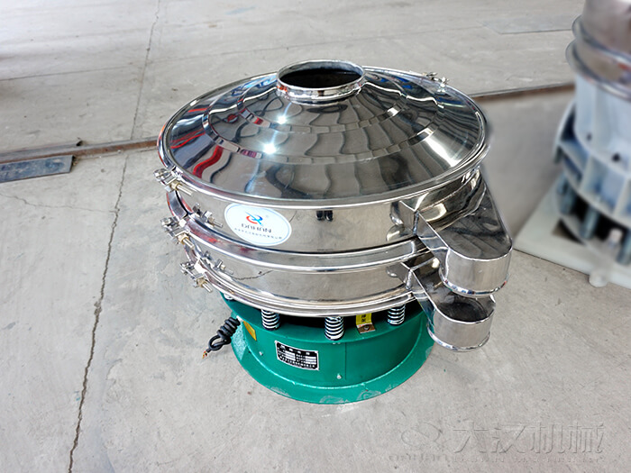  圓形旋振篩材質(zhì)由：不銹鋼+碳鋼，全碳鋼，全不銹鋼三種不同材質(zhì)可供選擇。