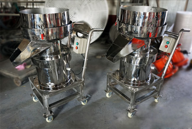 450型過(guò)濾篩機(jī)實(shí)拍：全不銹鋼小推車(chē)式過(guò)濾篩，便于篩機(jī)的移動(dòng)，適合場(chǎng)地不確定的用戶。